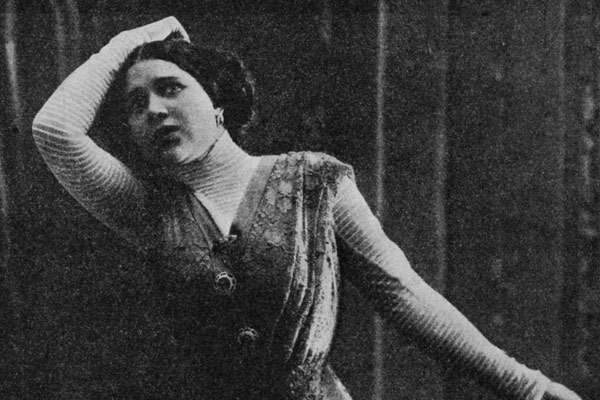 Black and white photo from 1909 of Nadezhda Plevitskazhda in a dramatic pose